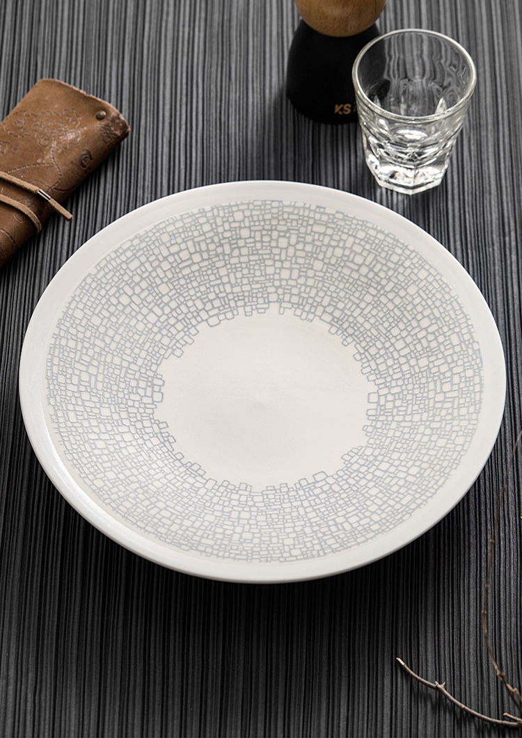 Aerial view of a 27.7 cm diameter artisanal mosaic plate with a silky matte finish.