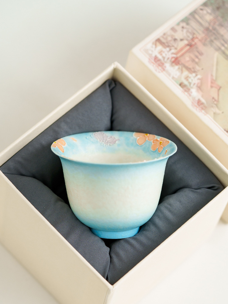 Ceramic tea cup with smooth interior glaze