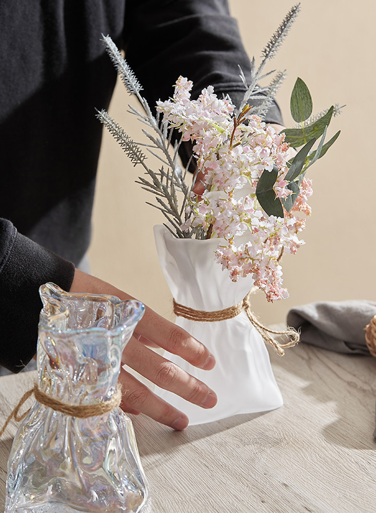 Colorful glass vase with light-reflecting surface