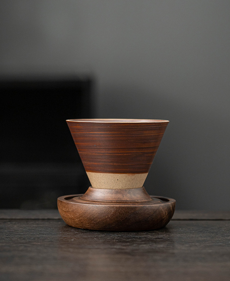 Curved base and smooth edges of the dripper