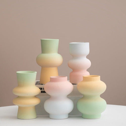 Dopamine-inspired gradient ceramic vase as modern décor accent