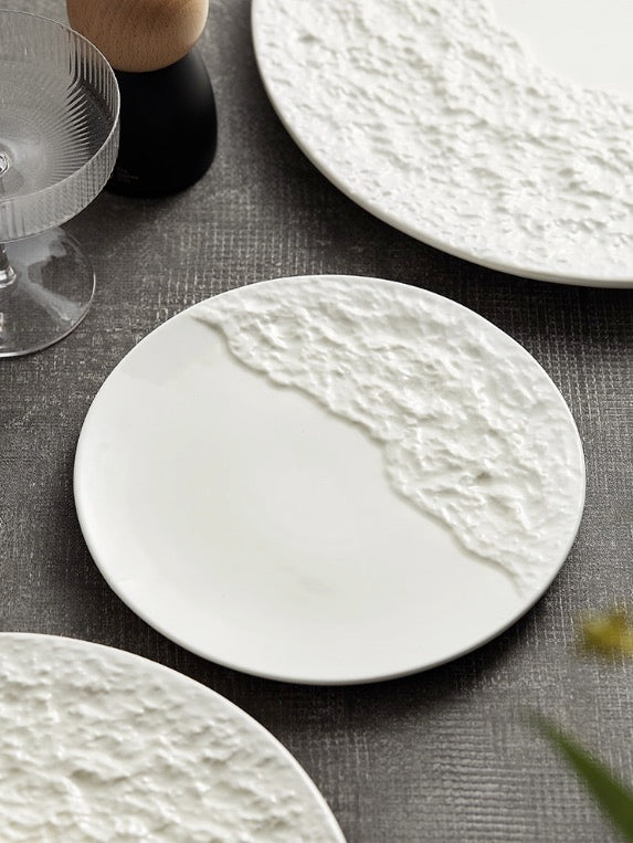 Fine dining plate with contrast surface for modern plating