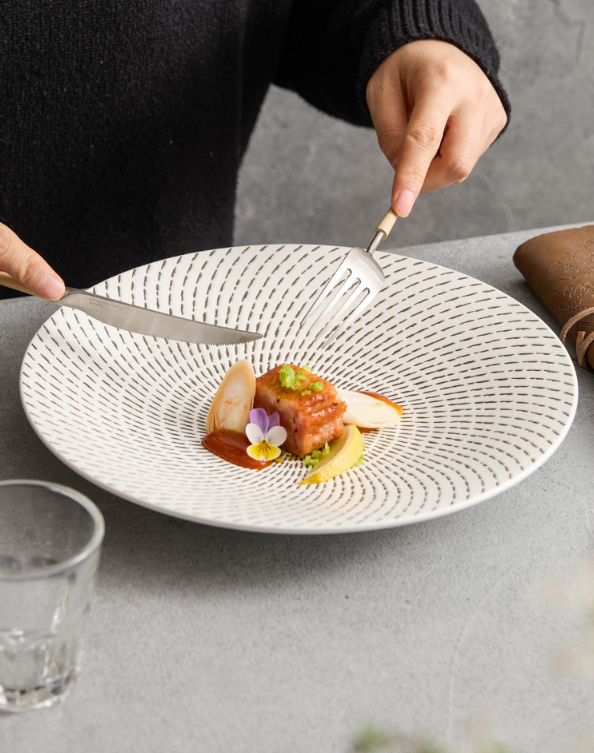 Glazed white ceramic plate for restaurant use