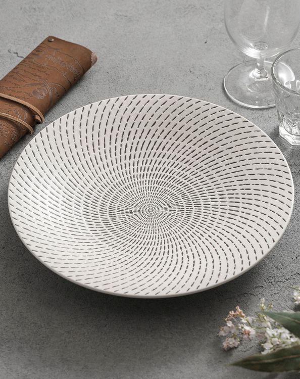 Minimalist ceramic pasta plate with dynamic line design