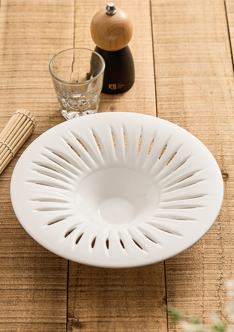 Non-reflective matte white ceramic plate optimized for high-end food photography.
