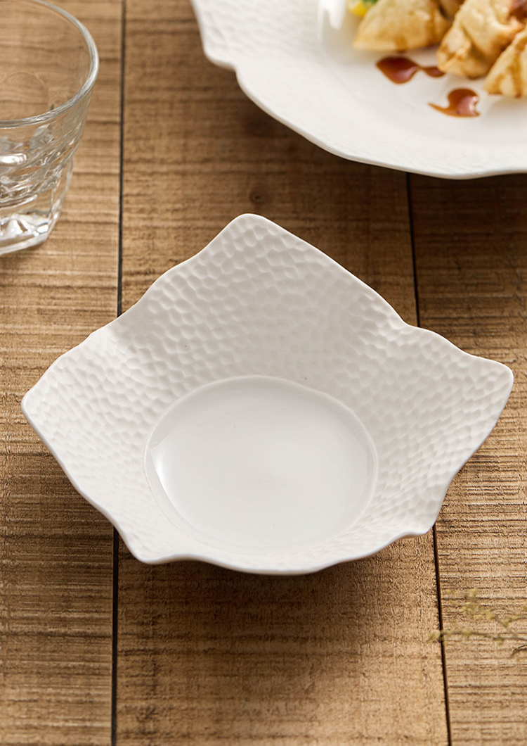 Professional 768g weighted 10-inch irregular ceramic plate.