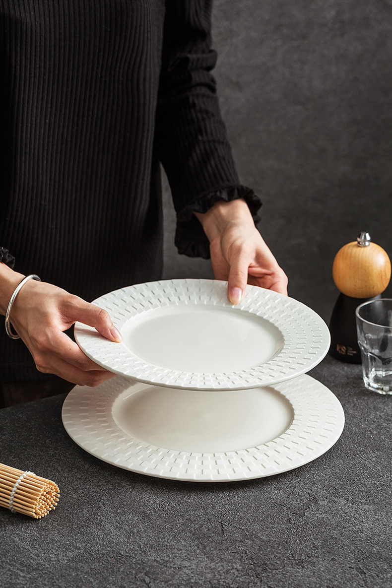Sculptural ceramic flat plate for refined dining experiences