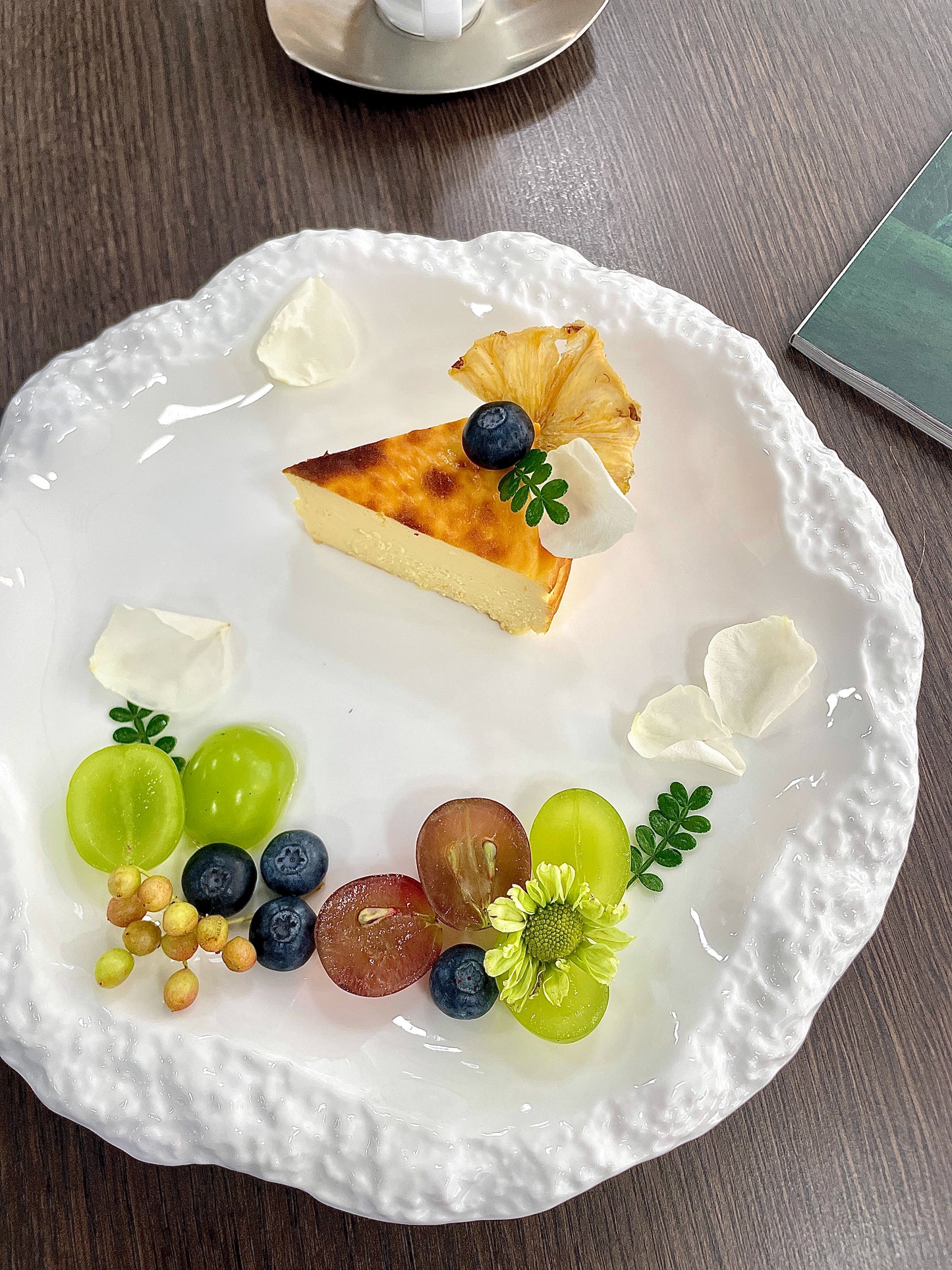 Skirt-edge ceramic serving plate for restaurant use