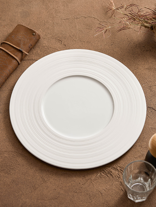 Western-style plating on luxury flat ceramic plate