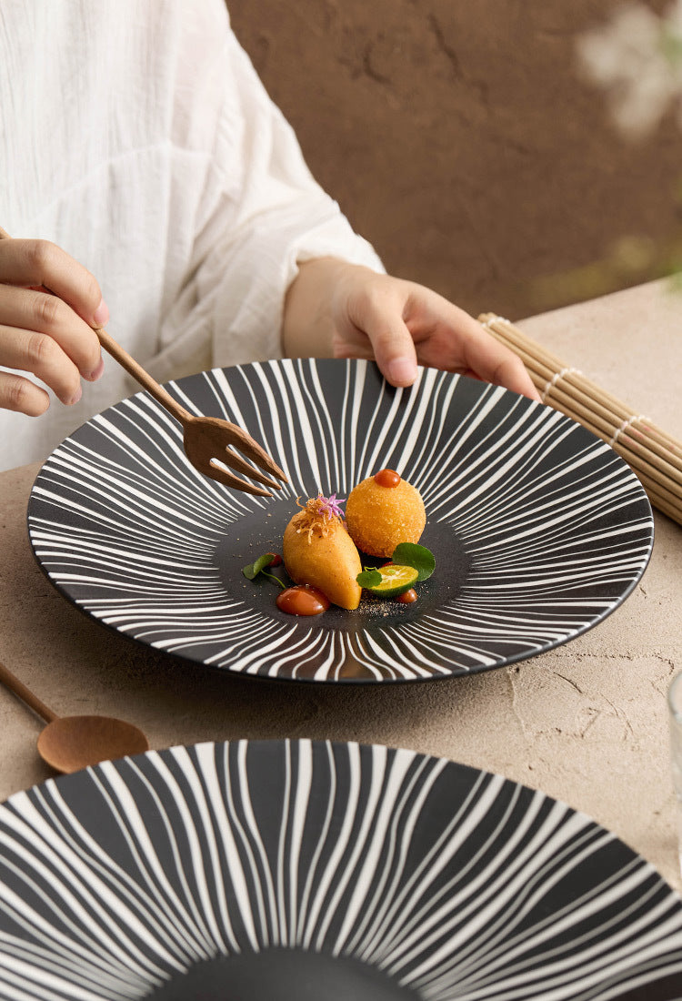 Wide-rim ceramic plate with eye-catching burst effect