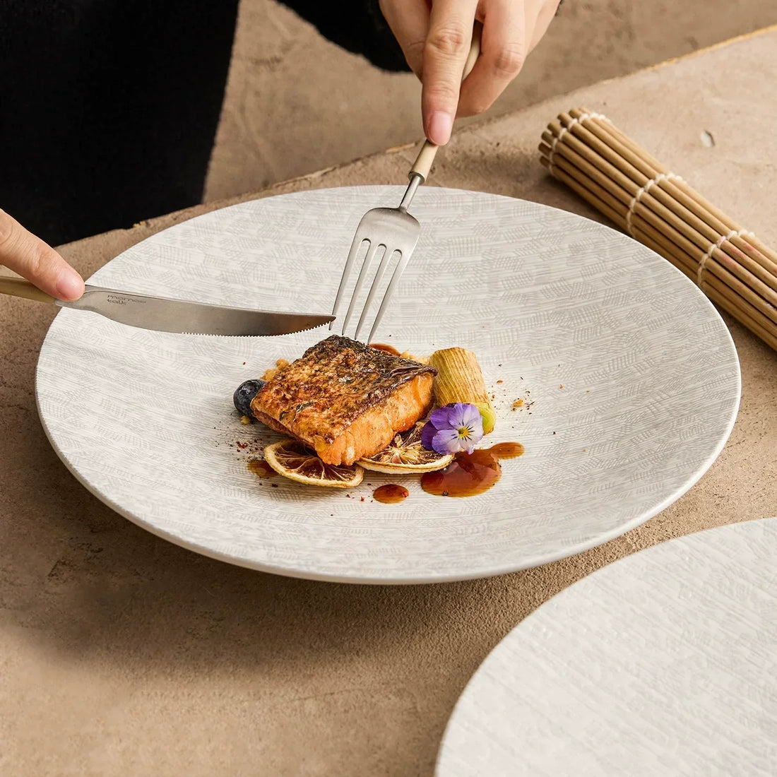 Sculptural Calm on the Table: The Striped-Texture Shallow Fine Dining Plate