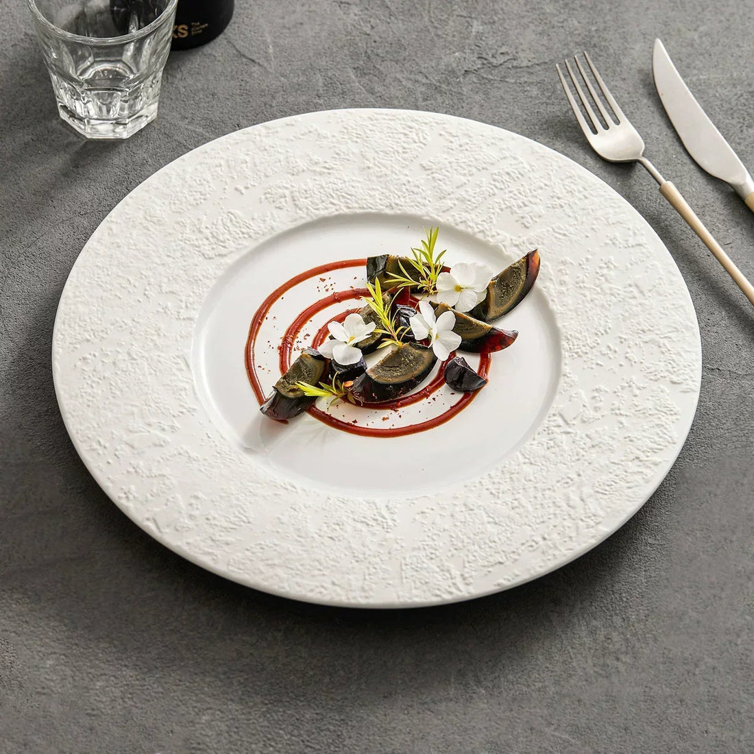 The Architecture of the Frame: Why Wide-Rim Plating Elevates Fine Dining