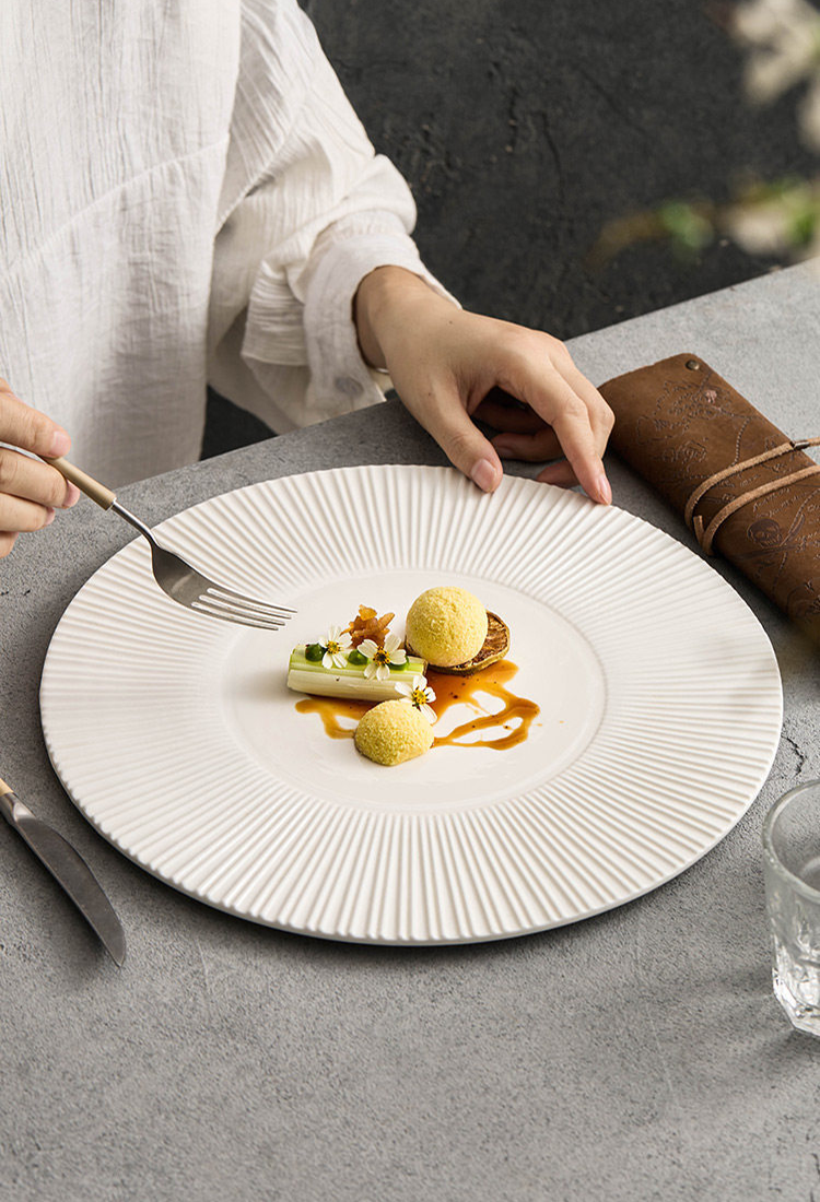 GOSEUNG Heritage Collection matte white textured service dish.