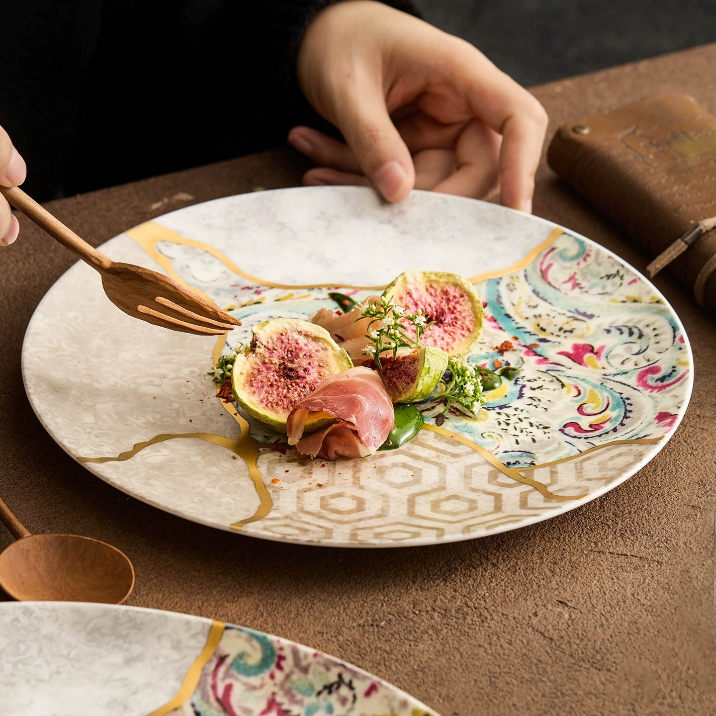 12-inch luxury brocade pattern dinner plate by GOSEUNG