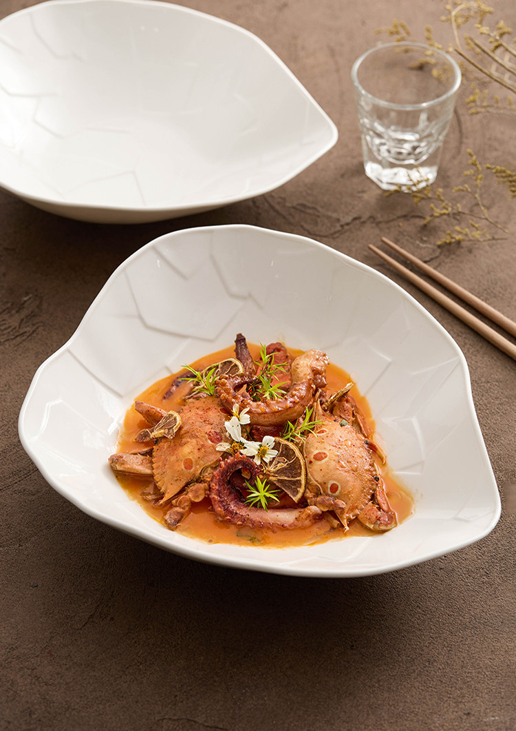 Aerial view of a 30cm large irregular crackle bowl for centerpiece display.