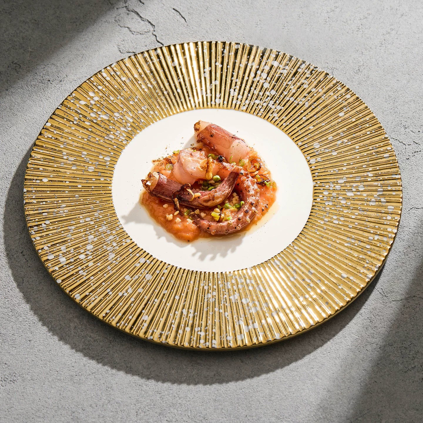 Artisanal 30.5cm service plate featuring gold radial lines and blue speckles.