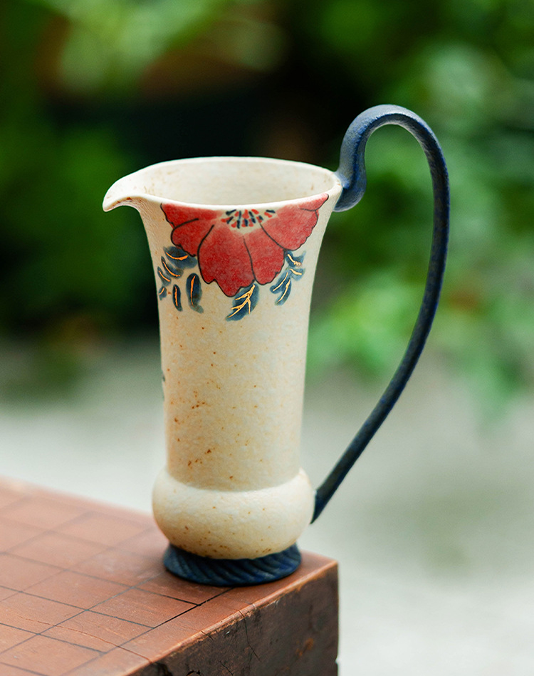 Artistic ceramic cup for precise tea pouring