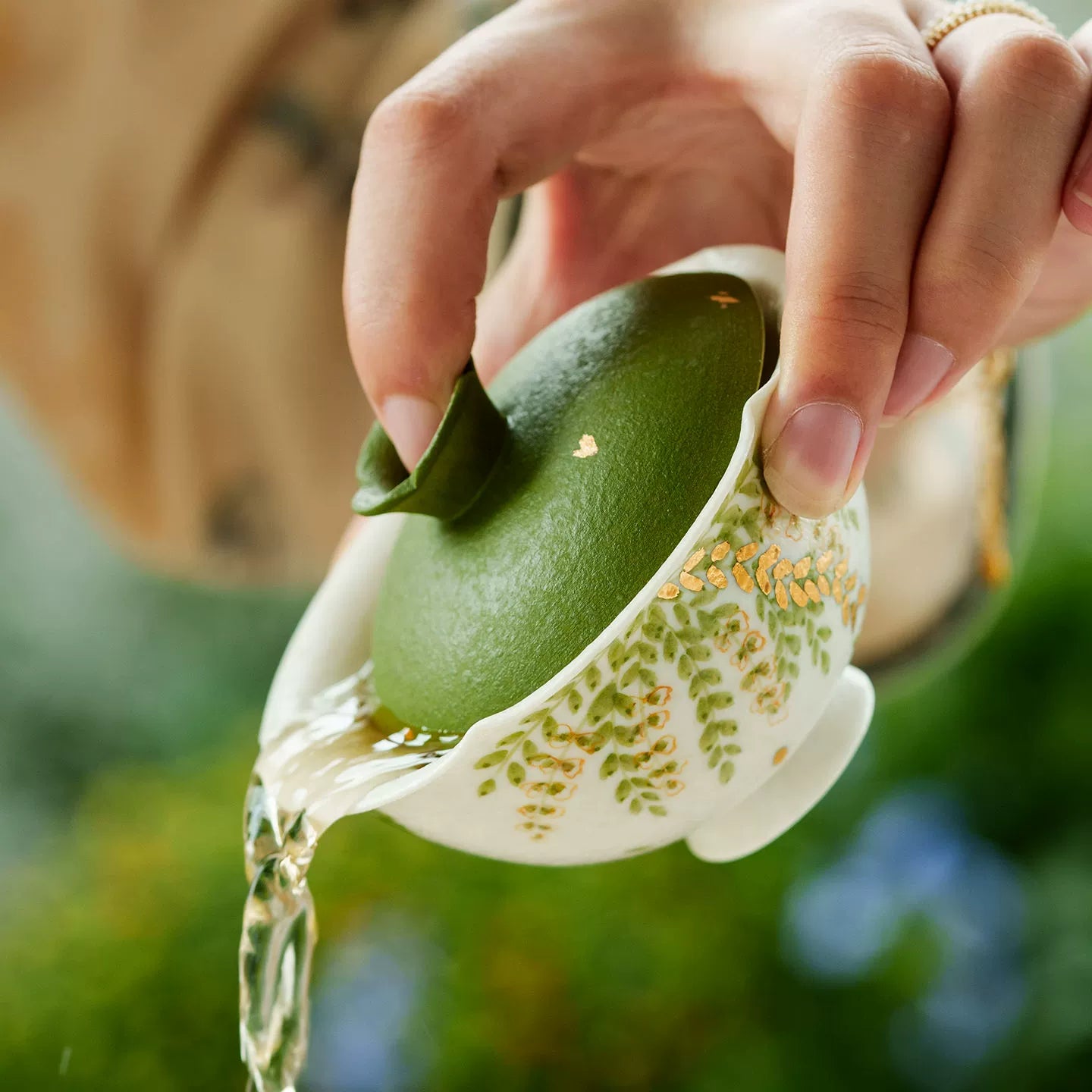 Artistic ceramic gaiwan with cascading leaves