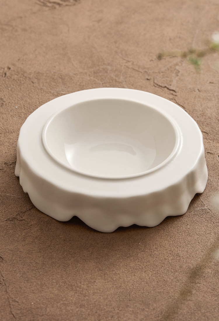 Artistic moon-white porcelain plate with sculpted cloud-like form and serene minimalist design.