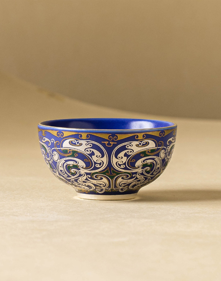 Blue porcelain tea cup with hand-engraved 999 silver pattern