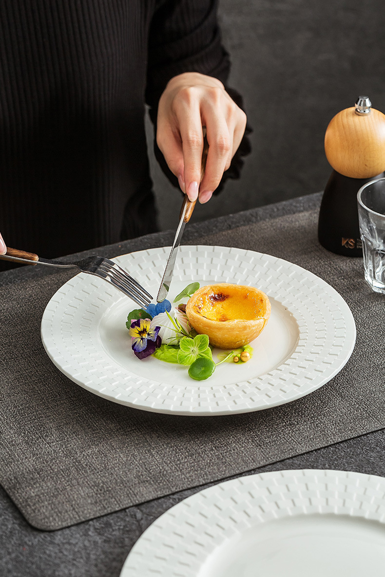 Ceramic flat presentation plate with structured rim detail