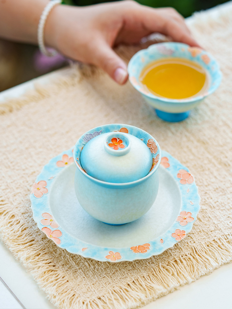 Ceramic gaiwan displayed with illustrated gift box