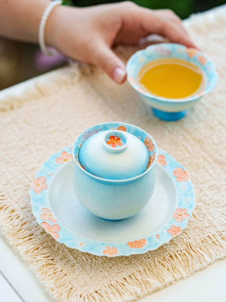 Ceramic plate displayed with full illustration gift box