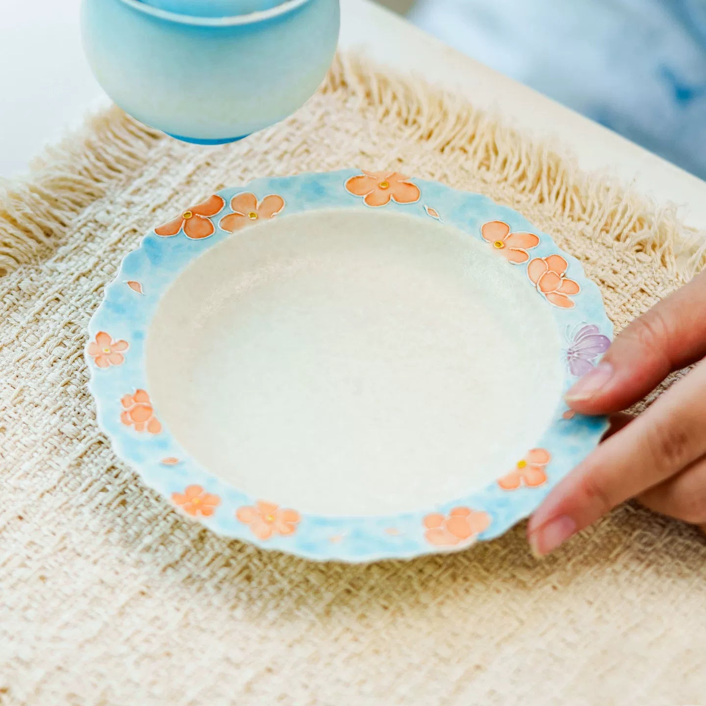 Ceramic plate with decorative scalloped edge