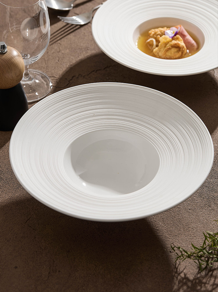 Ceramic serving plate suitable for modern cuisine