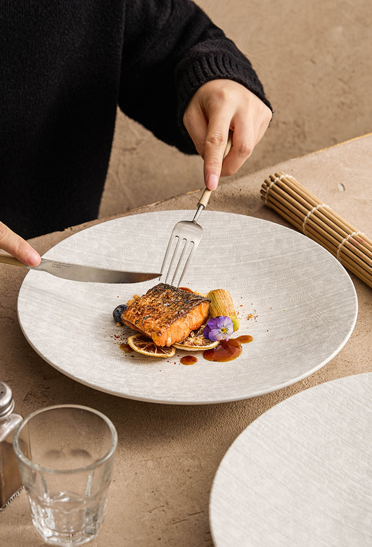 Ceramic shallow serving plate suitable for restaurant-style dishes