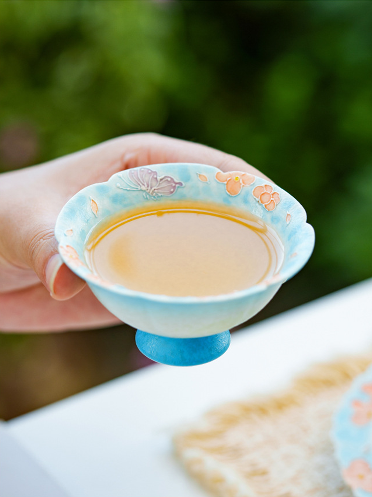 Ceramic tea cup displayed with full illustration gift box