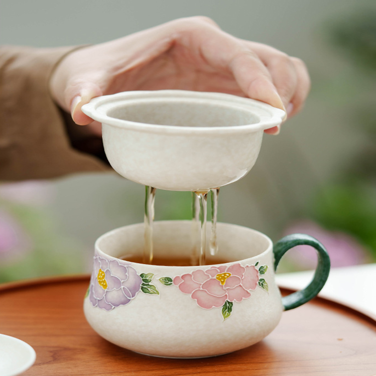 Ceramic tea cup with heat-preserving lid