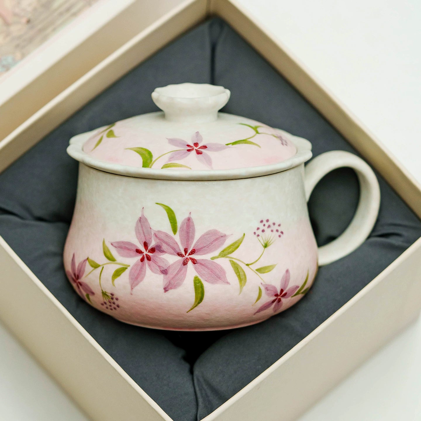 Ceramic tea cup with matching heat-preserving lid