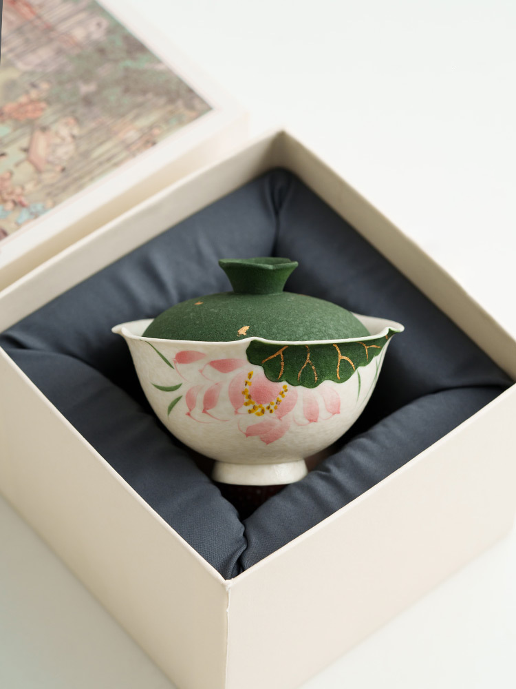 Classic ceramic Chinese tea cup with lid