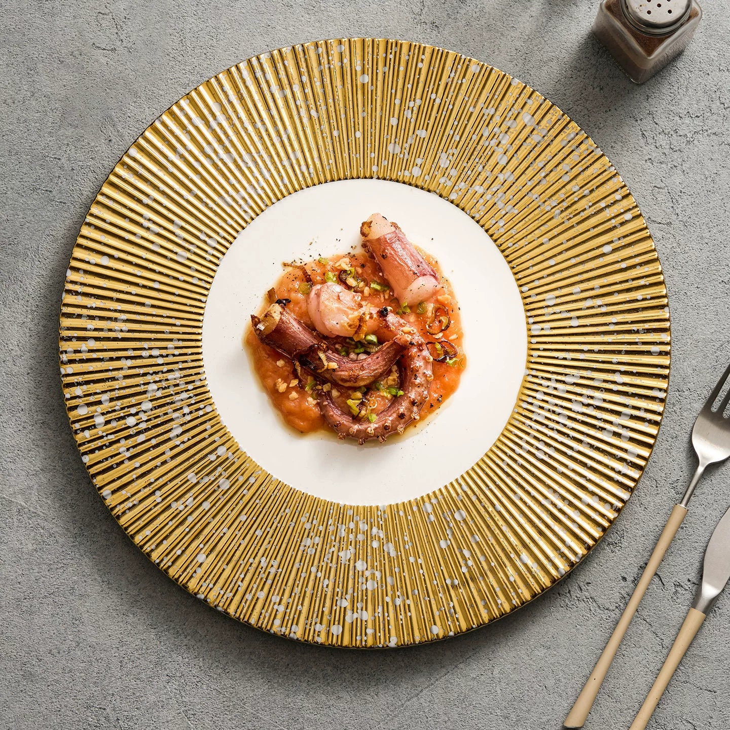 Close-up of gold-line textured rim on a GOSEUNG ceramic presentation plate.