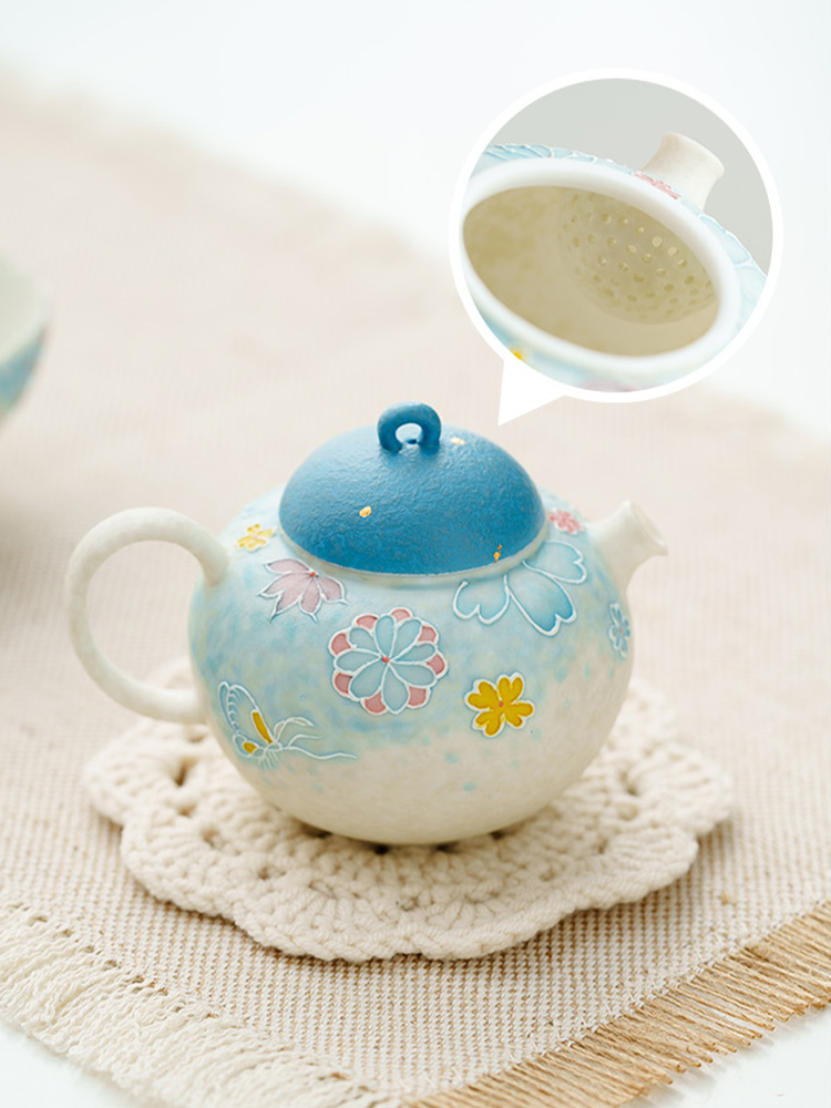 Compact ceramic teapot for oolong tea