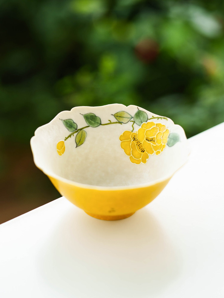 Conical porcelain cup with a 9cm mouth diameter and a stable 3.2cm base.