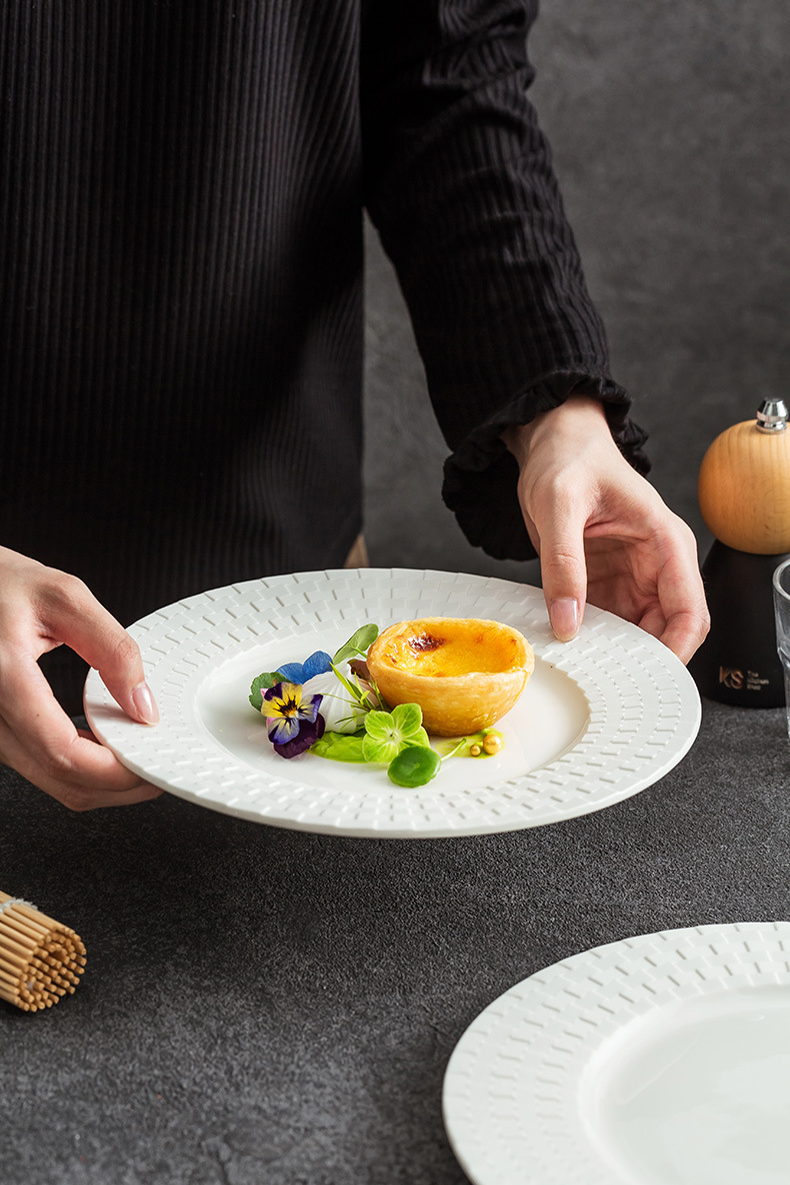 Contemporary flat plate for restaurant-style food styling