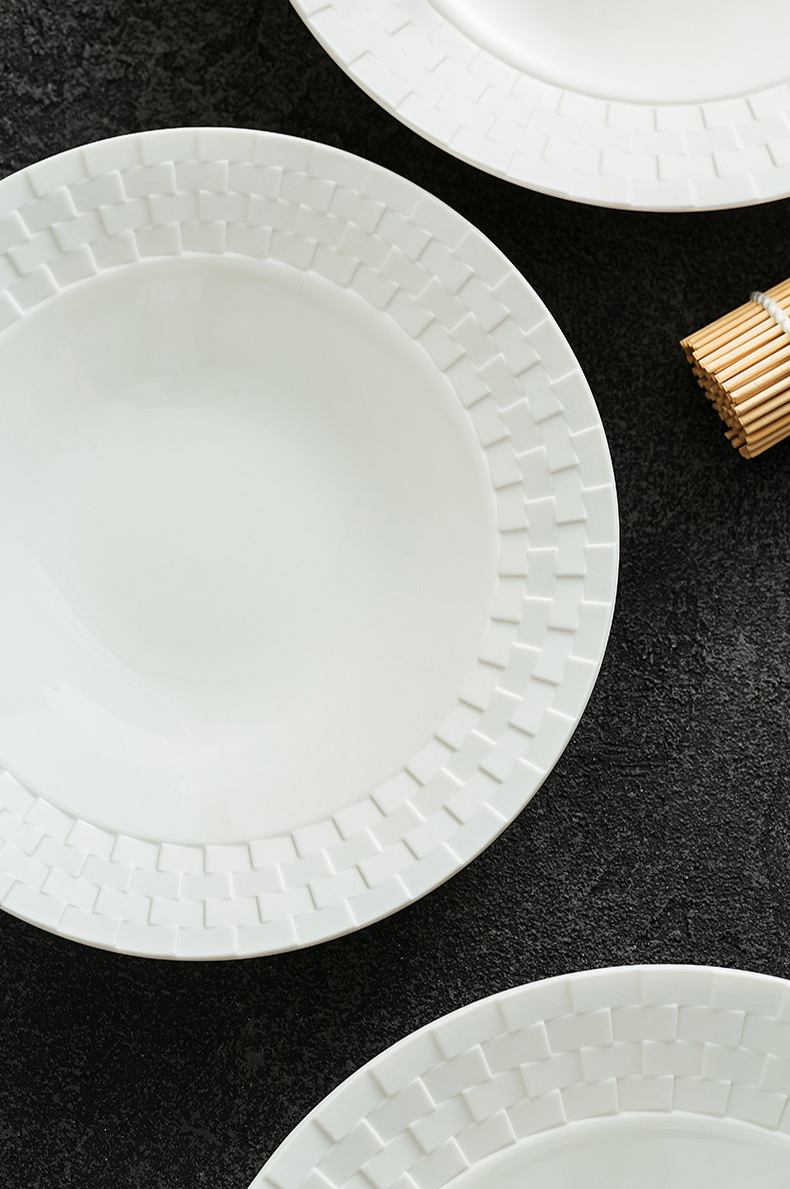 Contemporary shallow plate for modern culinary styling