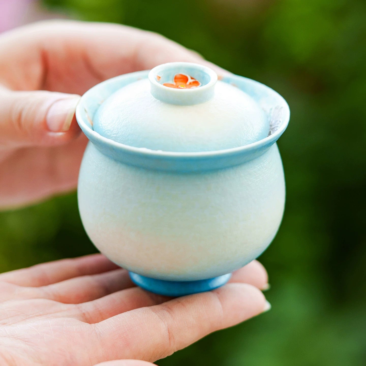 Covered tea bowl inspired by traditional pouch shape