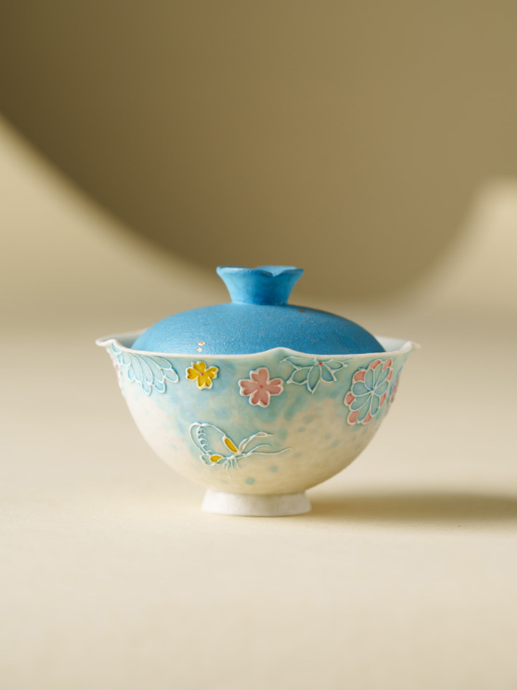 Decorative Chinese tea gaiwan with flower patterns