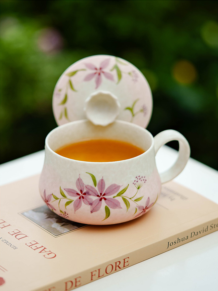 Decorative ceramic tea cup ideal for loose-leaf tea