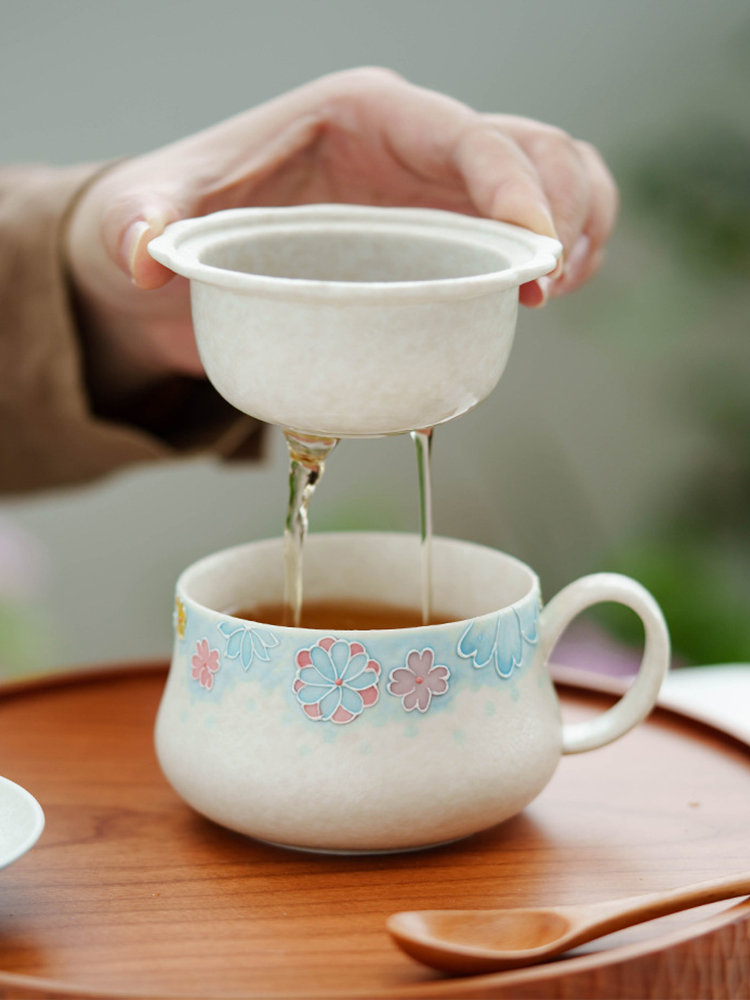 Decorative ceramic tea cup suitable for loose-leaf tea