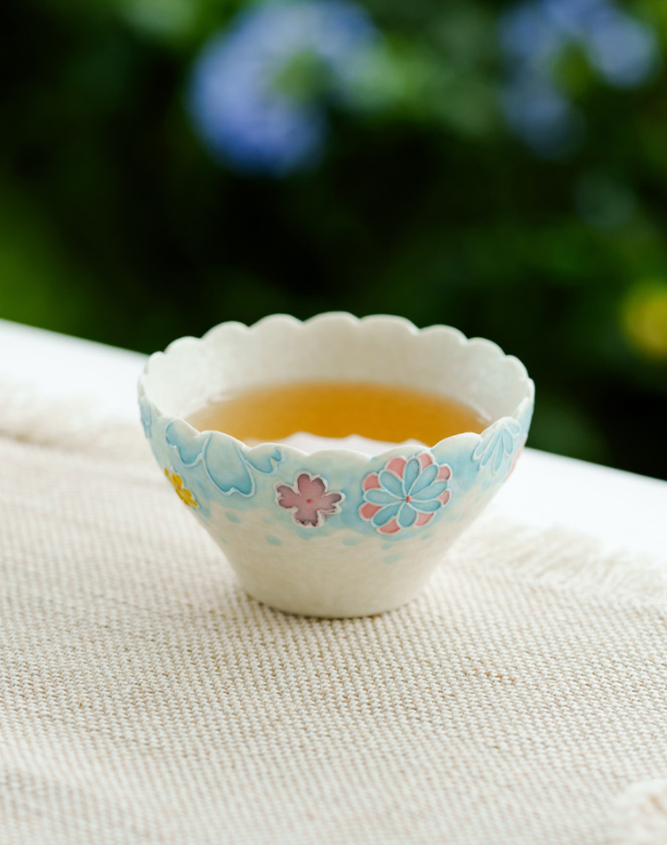 Decorative ceramic teacup for oolong tea
