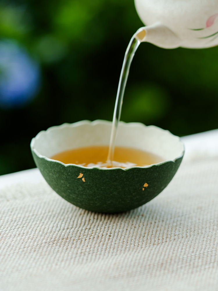 Decorative green ceramic tea cup for oolong tea