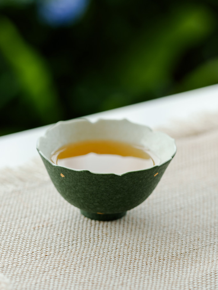 Decorative scalloped rim Chinese teacup