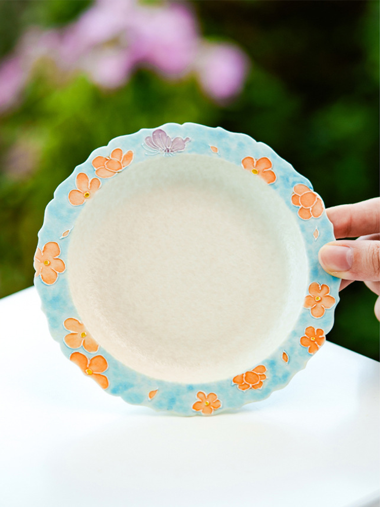 Decorative serving plate with floral edge design