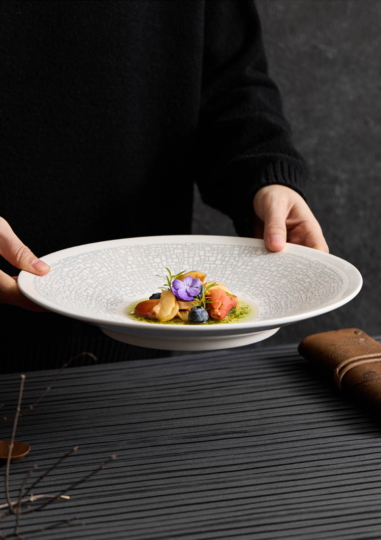 Dimension chart for the 11-inch GOSEUNG mosaic-patterned dinner plate.