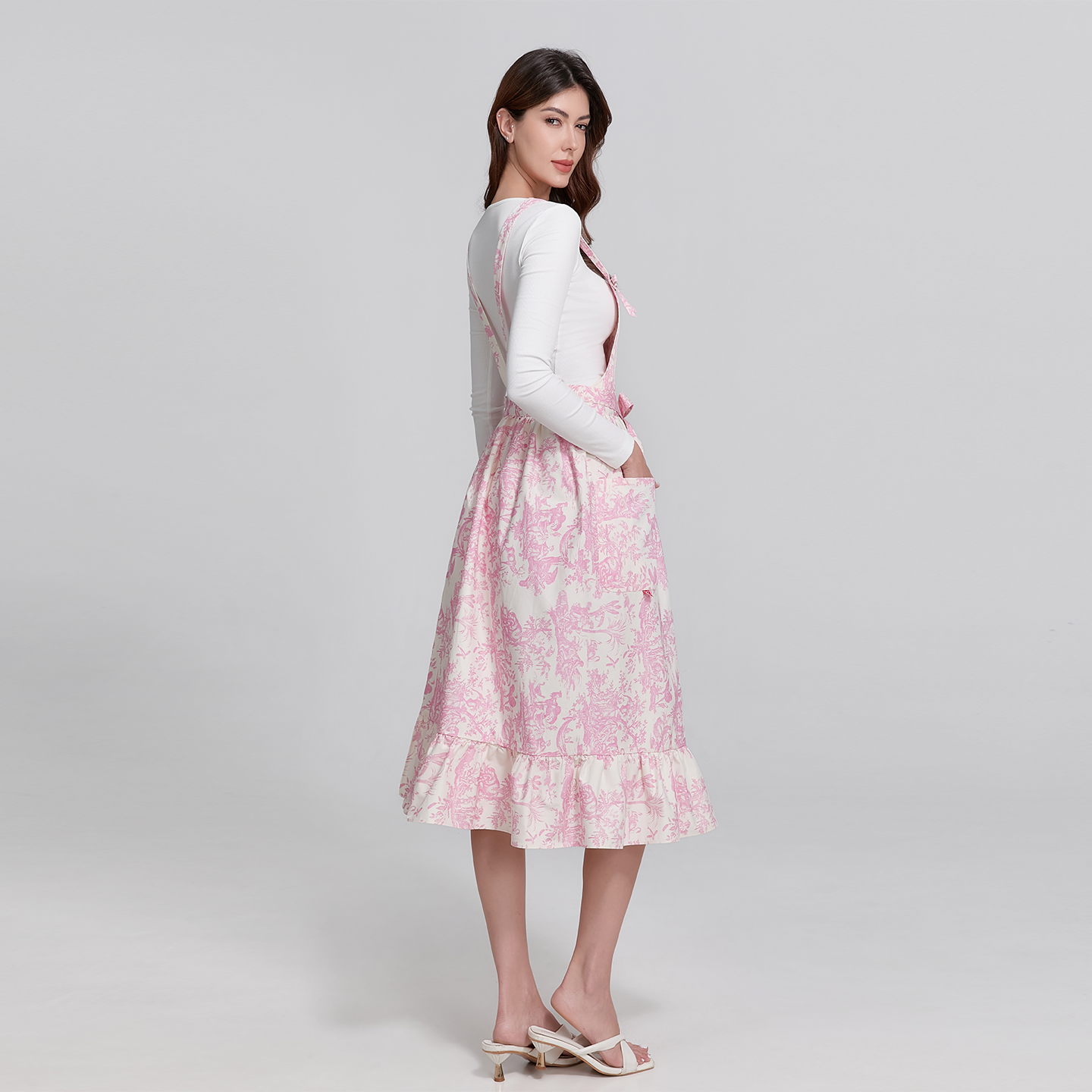 Durable 190gsm premium cotton kitchen apron with a classic French Toile de Jouy landscape pattern in pink.