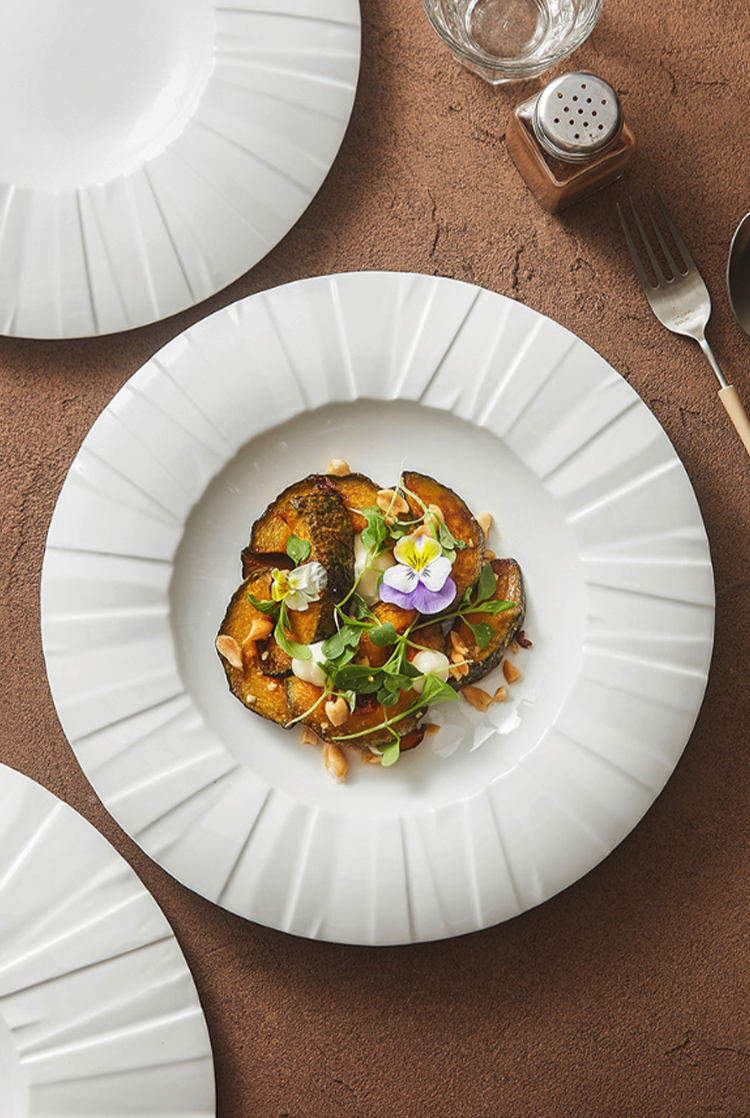 Durable ceramic dinnerware set with radiating rim design